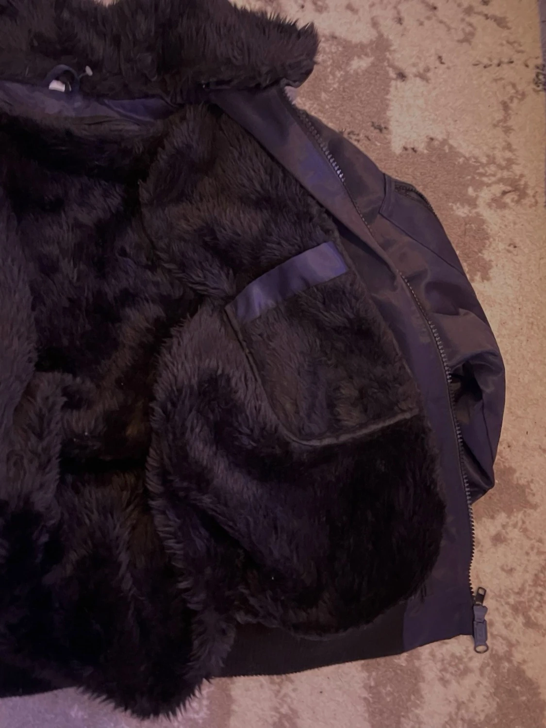 Mörkblå bomberjacka med fuskpäls - 4