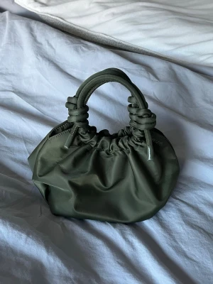 Grön handväska - Så fin handväska från hvisk! Helt ny med lappar kvar (långt band tillkommer)💚💚💚 nypris 795