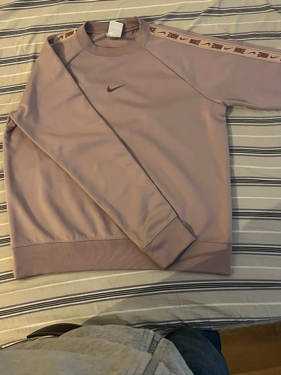 Ljuslila Nike sweatshirt med logga - 3