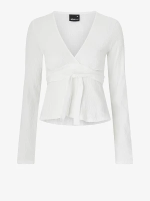 Vit omlottopp med knyt från Gina Tricot - Säljer en vit omlottopp från Gina Tricot med v-ringning och långa ärmar. Toppen har ett snyggt knyt i midjan och är tillverkad i ett lätt, strukturerat material som ger en luftig känsla. Perfekt att styla med både jeans och kjol.                              Frakt ingår inte i priset,  kom privat för mer bilder och diskuterande priser:)