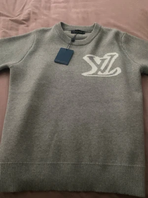 Tröja  - En fin tröja, passar säkert folk med storlek M också, priset kan diskuteras lite 