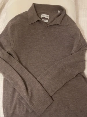 These glory days långärmad piké - These glory days piké i 100% merinoull, storlek S med en beige/brun fin färg! 