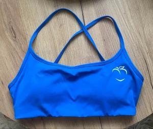 Blå Sport-Bh PeachTights - ✨ Blå Sport-Bh ifrån Peachtights.se. Använd fåtalet gånger och vill gärna ha ett nytt hem där hon får användas mer. Storlek S. Nyskick. ✨