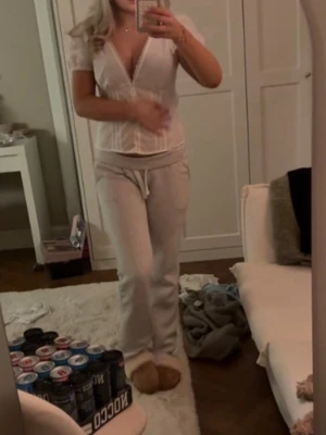 Vit korsett-topp med v-ringning - Snygg vit korsett-topp med v-ringning och korta puffärmar. Toppen har knappar framtill och markerad midja för en feminin siluett.  Är i strl S/M men passar mig som har XS då den är väldigt liten i strl. Jag råkade köpa två så derför jag säljer så helt ny