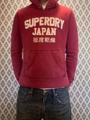 Superdry hoodie  - Tja, säljer denna snygga Superdry hoodien i mycket bra skick. Storleken är S men sitter mer som XS och passar perfekt för dig som är en och 165 till en 170 cm lång! Modellen på bilden är 170. Mitt pris är 499, men kan givetsvis diskuteras vid snabb affär! Mått Längd: 55 cm Bred: 42 cm. Hör av er vid frågor🙌