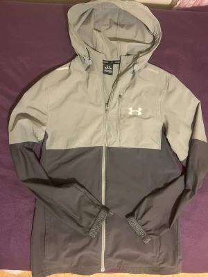 Under Armour jacka  - Jackan från Under Armour storlek S, i en bra skick, ksk finns lite defekter.