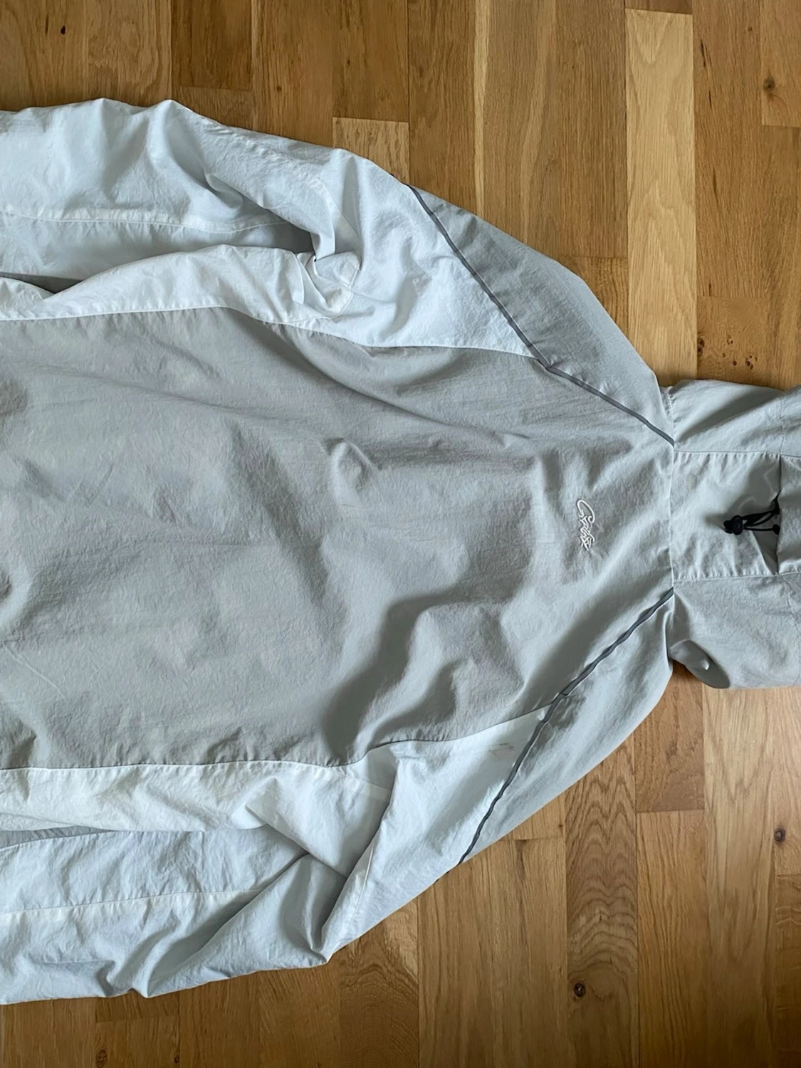 Ljusgrå och vit Corteiz vindjacka  - 2