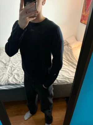 Mörkblå tröja från mq  - En stilren mörkblå tröja från mq med rund halsringning och långa ärmar. Perfekt för lager-på-lager och enkel att matcha till olika outfits. Tillverkad i mjukt material för en bekväm känsla.