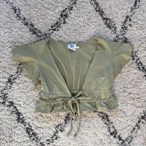 crop-top - superfin grön/olivgrön crop top som man själv kan justera hur den ska sitta, därför passar den många storlekar!!