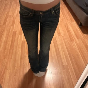 Blå bootcut jeans från Dolce & Gabbana - Snygga blå jeans från Dolce & Gabbana med bootcut passform och låg midja. 