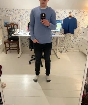 Ljusgrå slim fit stickad tröja H&M XS - En stilren ljusgrå stickad tröja från H&M i slim fit-modell. Tröjan har rund halsringning, långa ärmar och ribbade muddar vid ärmslut och nederkant. Perfekt för lager-på-lager och enkel att matcha med jeans