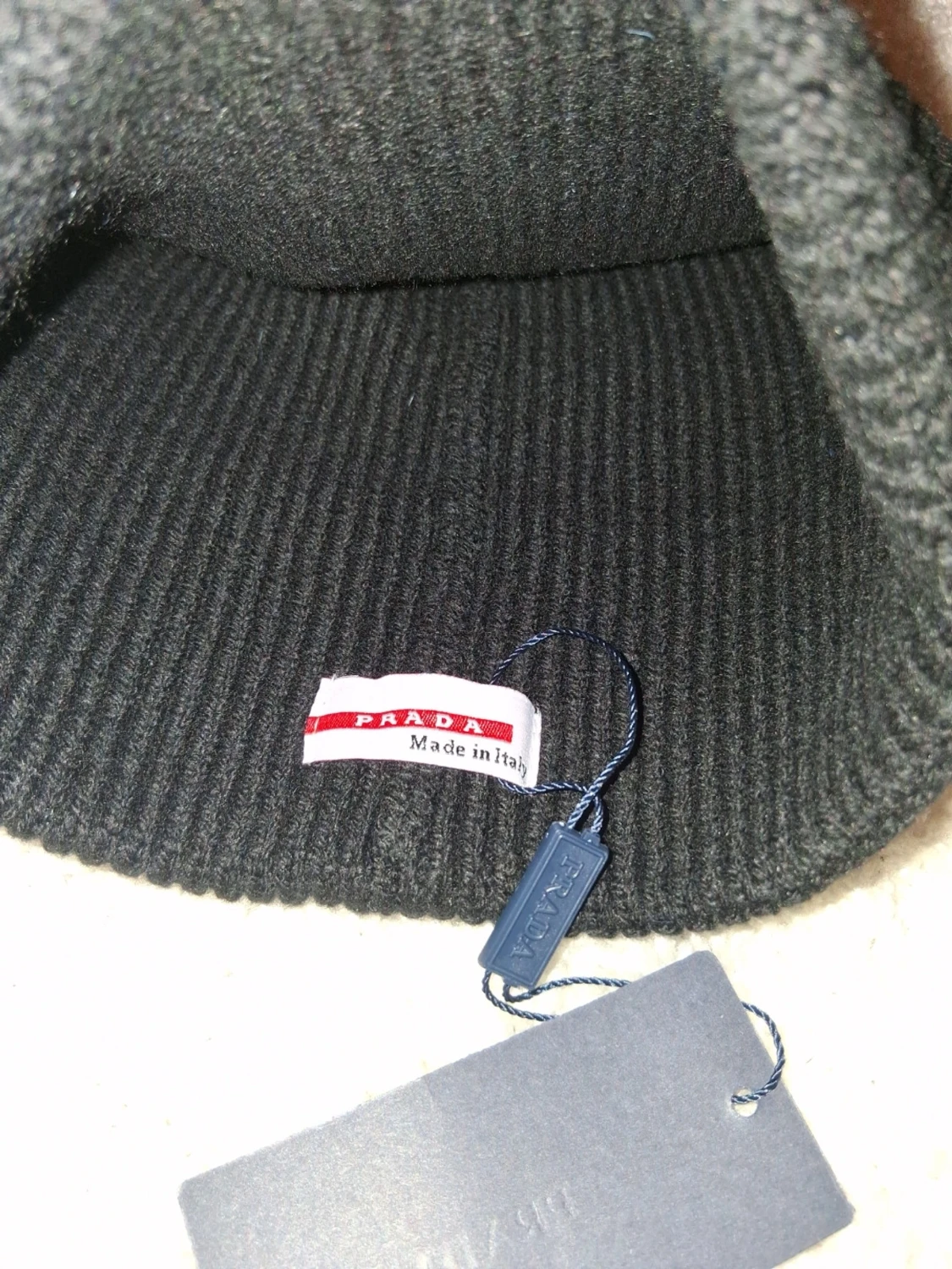 Svart ribbstickad mössa från Prada - 2