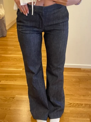 Jeans / Kostymbyxor - Säljer dessa svinsnygga kostymbyxorna i jeansmaterial från Zara, i storlek M😍😍 Helt nyskick, endast testade. Jag är 169cm och de är lite långa för mig men funkar absolut till ett par låga klackar!!💓💓Så perfekt för er som är lite längre!!