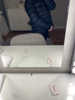 Mörkblå dunjacka från Peak Performance - Säljer en mörkblå dunjacka från Peak Performance. Passar till kyliga dagar, storlek 170. Nypris: 2000