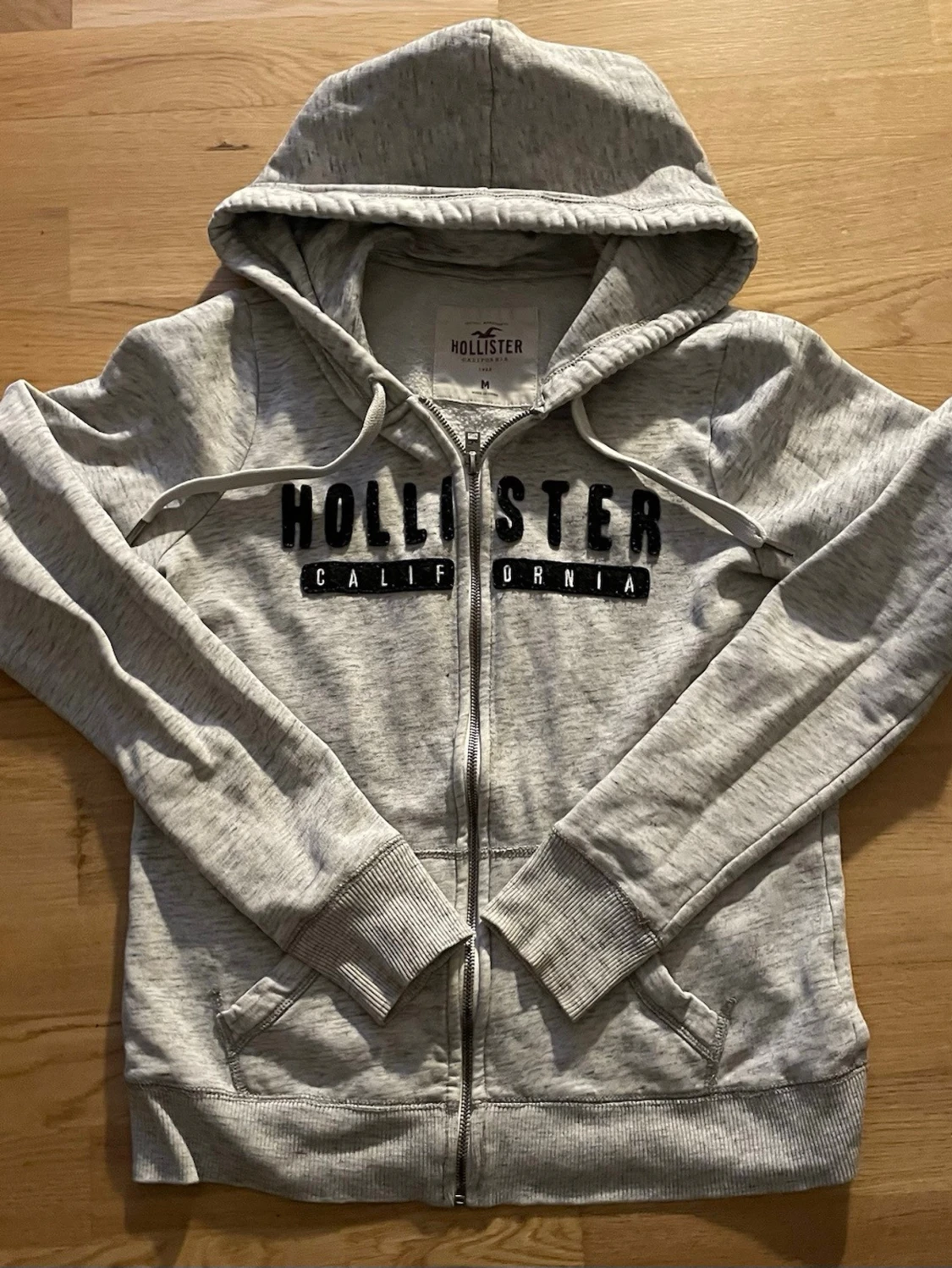 Grå zip-hoodie från Hollister - 2