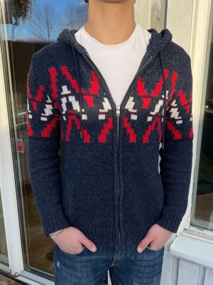 Snygg hollister stickad zip - Säljer nu denna otroligt snygga och eftertraktade stickade zippen från Hollister som är i grymt skick, fynda! 🙌🙌Cond:9/10