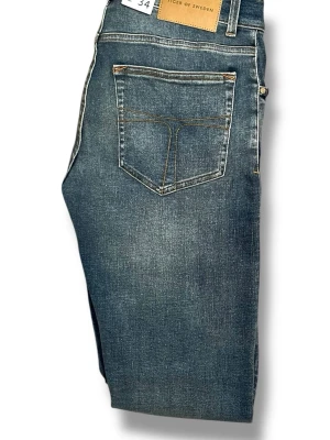 Nya Tiger of Sweden jeans - Tiger of Sweden jeans | Nya med tags | Helt nya jeans från Tiger of Sweden, aldrig använda och med originaltags kvar | Modell: Evolve | Storlek: 30/34 | Färg: Blå | Kontakta oss gärna vid fler frågor eller om du vill ha mer information! LumeFashion