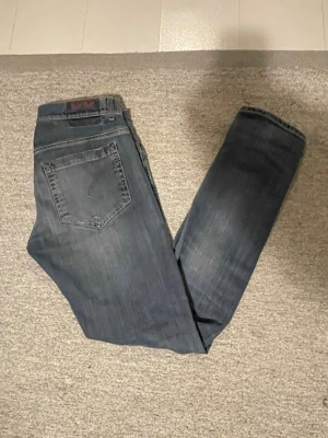 Blå raka jeans från Dond up - Säljer ett par klassiska blå jeans från DondUp. Sköna och passar perfekt för en exklusivare vardags outfit.  Modell: George   I    Nypris: Runt 3000kr