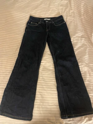 NA-KD jeans - Populär jeans från nakd med låg midja och raka ben, superfint skick❤️nypris 699. Säljer även ett par likadana i ljusblå