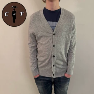 Grå kofta - H&M | Skick 8/10 | Pris: 299 | Storlek S | Svarar gärna på era frågor och funderingar!