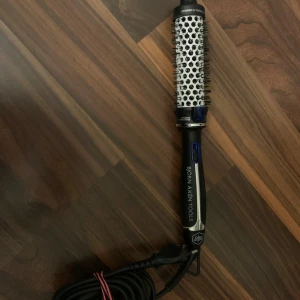 Björn Axén Tools Ceramic & Tourmaline Varmluftsborste - Professionell varmluftsborste från Björn Axén Tools och OBH Nordica. Utrustad med keramisk och turmalinbeläggning för skonsam styling. Fint skick, inga synliga defekter eller slitage. Perfekt för att skapa volym och glans i håret.