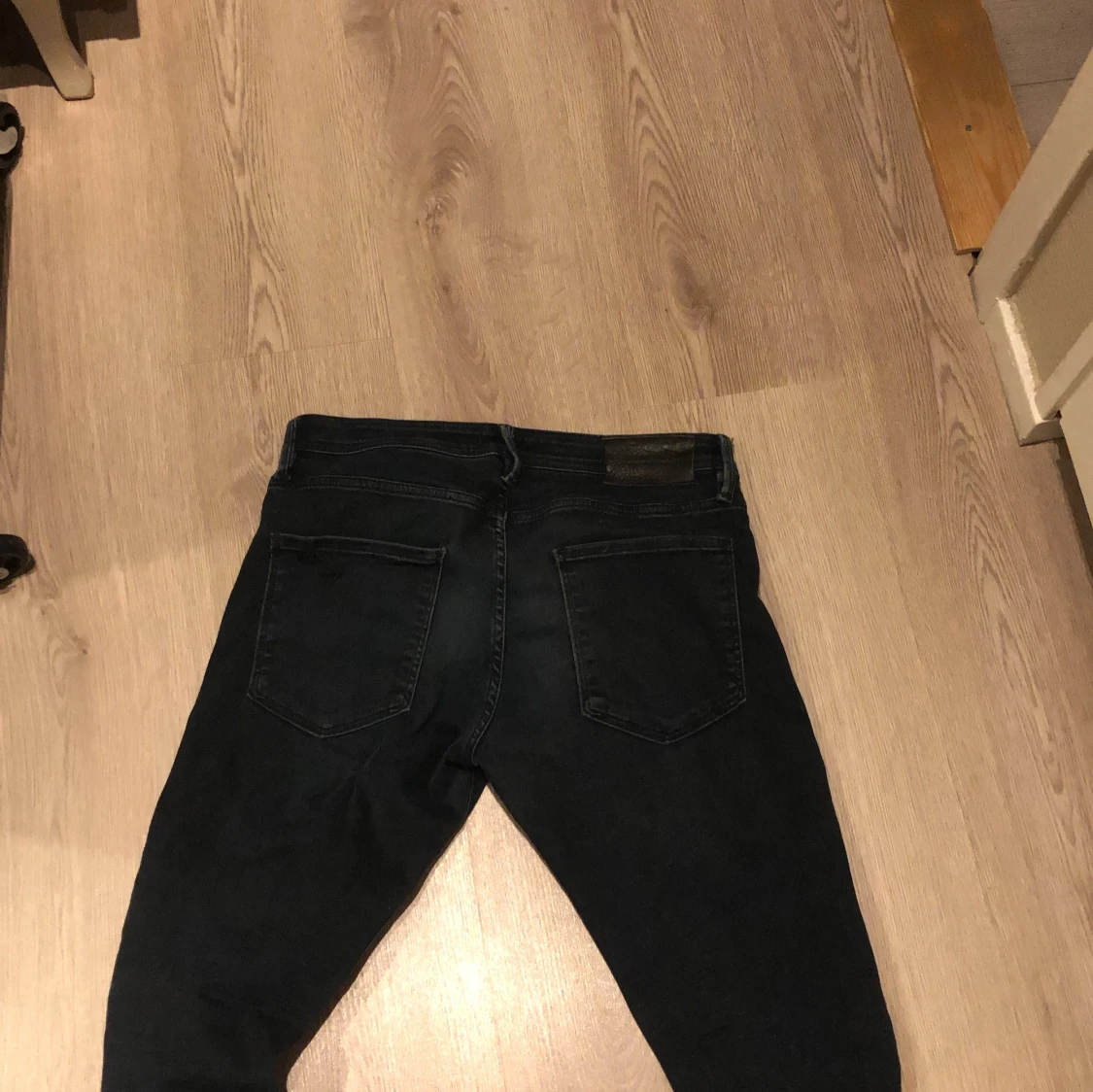 Mörkblå slim jeans med slitningar - 3