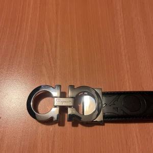 Ferragamo bälte - Hej säljer mitt Ferragamo bälte som jag har haft en stund i ny skick 105cm. Priset är inte hugget i sten.