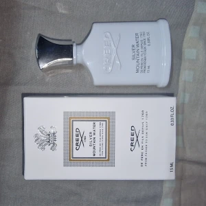 Creed Silver Mountain Water 15ml - Lyxig och exklusiv parfym från Creed, Silver Mountain Water. 15 ml flaska – perfekt att ta med. Skapad med utvalda naturliga essenser och infuserad med iris och vanilj. För dig som vill sticka ut med något unikt och klassiskt.