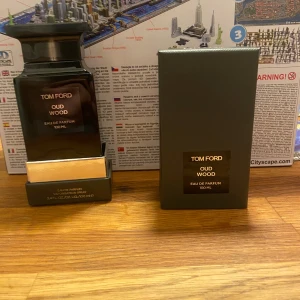 Tom Ford Oud Wood 100ml EdP (knappt använd) - Tom Ford Oud Wood Eau de Parfum, 100 ml. Tillverkad i USA. Ingredienser: Alcohol Denat., Fragrance (Parfum), Water, Linalool, Limonene, Coumarin, Citronellol, Farnesol, Hydroxycitronellal, Geraniol, Alpha-Isomethyl Ionone, Butylphenyl Methylpropional.  (Knappt använd köptes i januari 2025