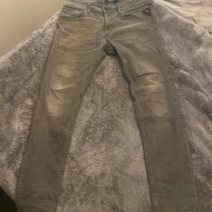 Replay jeans  - Tjo säljer feta jeans från Replay i storleken 33/32 i bra skick, dom har ett litet hål med inget som märks och därför e priset så bra 😊 