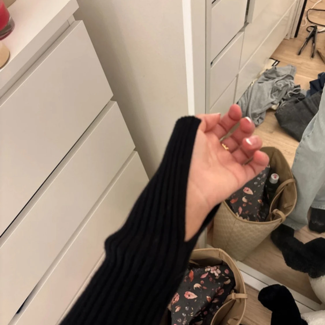 Svart ribbad croppad långärmad topp - 1