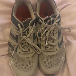 Scott Kinabalu 2 sneakers beige/grå - Säljer ett par Scott Kinabalu 2 sneakers i beige och grått med orange detaljer på sulan. Skorna har mesh-ovandel för bra ventilation, snörning och en robust, mönstrad yttersula som ger grymt grepp. Perfekta för dig som gillar att vara aktiv utomhus.