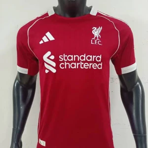 Liverpool röd fotbollströja Adidas - Säljer en snygg röd Liverpool fotbollströja från Adidas med vit logga och detaljer. Tröjan har korta ärmar och rund hals, tillverkad i lätt och ventilerande material. Standard Chartered sponsortryck på bröstet och LFC-emblem.