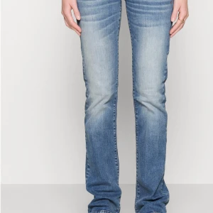 Ltb lågmidjade Bootcut jeans i ljusblå denim - Snygga Ltb jeans i modellen VALERIE. Dom är lågmidjade och bootcut.  Köpte jeansen för ungefär ett år sen och inte använder de på ett tag pågrund av att de har blivit för korta för mig. Jag är 166cm. Köpta för ungefär 800kr.