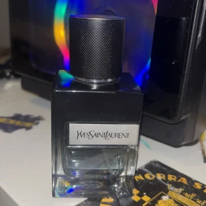 Yves Saint Laurent Eau de Parfum - Stilren parfym från YSL, Eau de Parfum. Flaskan är tillverkad i Frankrike och har en modern look som passar dig som vill sticka ut. Perfekt för dig som gillar exklusiva märken och vill ha något som känns lyxigt.