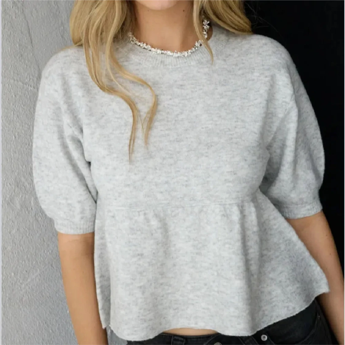 Grå peplum topp med kort ärm