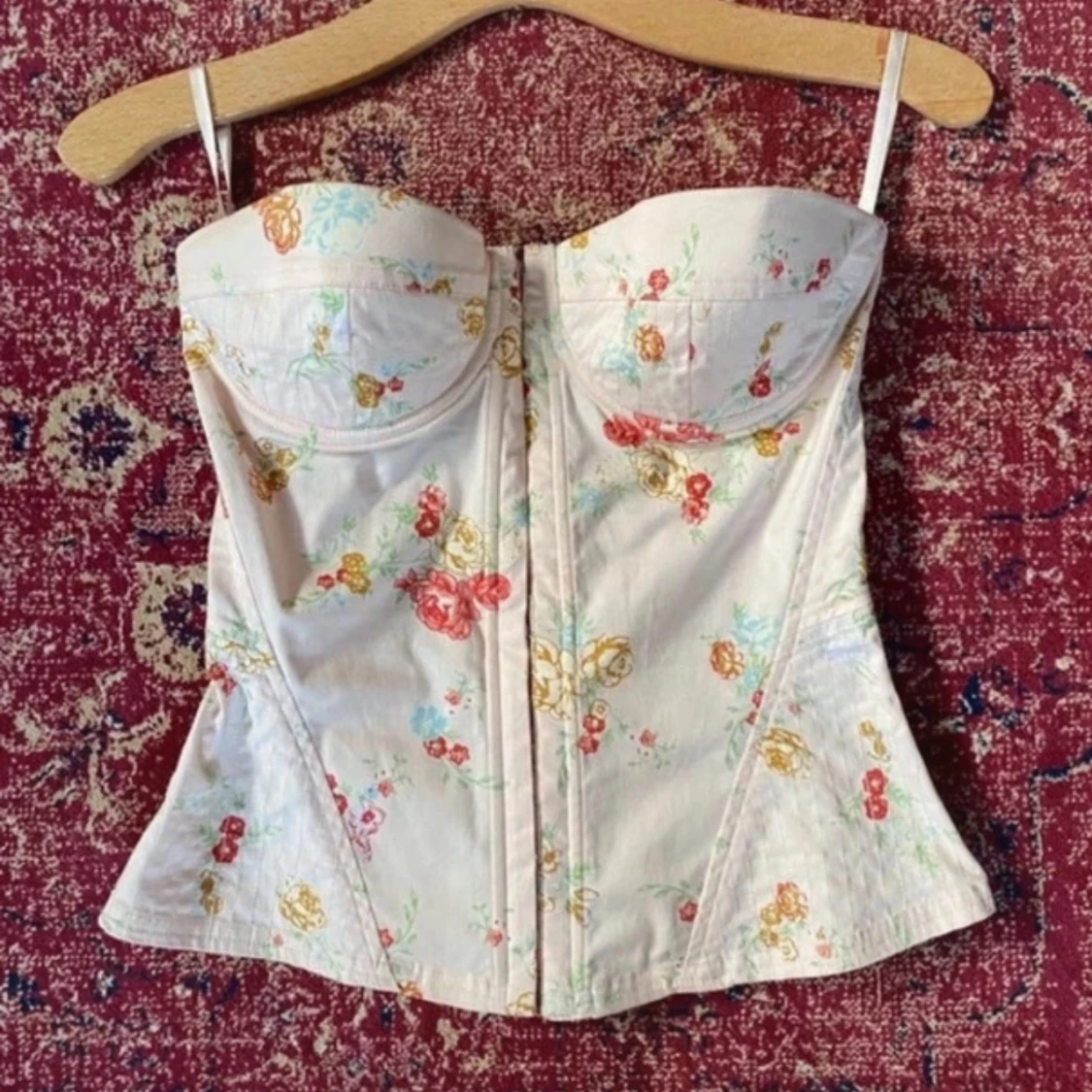 Blommig korsett med axelband