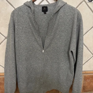 Grå Kashmir-zip från NEXT - Säljer en helt ny kashmir Zip-hoodie från next i färgen grå. Ny pris är 999kr och kan gå med på bud vid snabb affär.