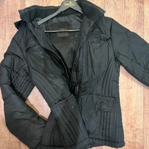 Svart snygg jacka🔥 - Håll värmen med stil🪭Snygg, slitstark och redo för alla väder! Den här jackan håller dig varm och bekväm, oavsett äventyr. Beställ idag och få snabb leverans! Passa på att kolla in våra andra plagg – perfekt för hela garderoben!
