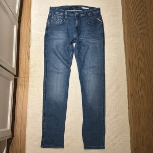 Blå Replay jeans Anbass 30/32 - Snygga blå jeans från Replay, modell Anbass. Använda max 3 gånger. Jeansen har normal passform. 