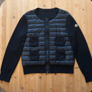 Moncler Cardigan - Moncler Cardigan, selling this iconic Moncler cardigan for women, size XL and in the color black🖤. Secure this popular Cardigan jacket from Moncler, super nice details and design, condition is as pictured, nicely used. Retail is about 1050USD, 700++ sales references so here you are shopping in safe hands. See a lot of fakes going around of Moncler in the past, secure safe trade with a good and safe price and seller, proof that it is real can be provided if desired, can be sent, contact me for ot