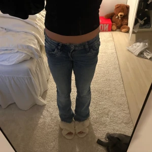 Blå bootcut jeans låg midja - Ett par blåa väldigt låg midja, bootcut jeans från Gina Young 