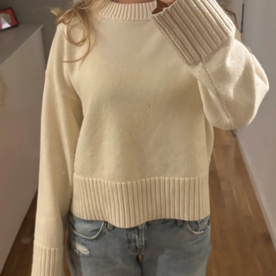 Beige stickad tröja med ribbade detaljer