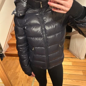 Moncler Maya jacka - Säljer min fina moncler jacka tror att det är Maya modellen, jätte fint skick. Storlek 164cm men den passar mig som vanligtvis har S i storlek. Kvitto finns och den är självklart äkta💗
