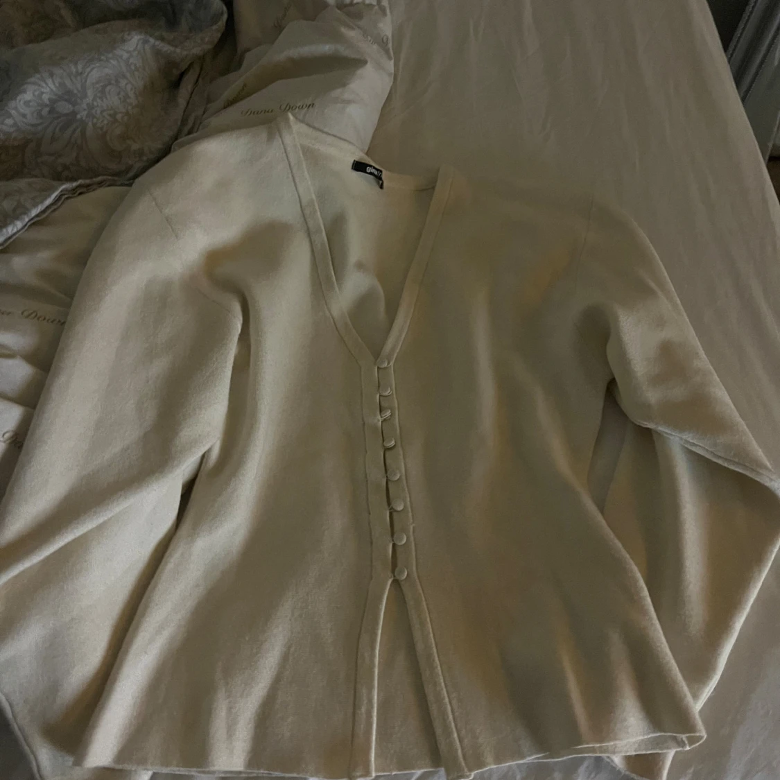 Beige kofta med v-ringning och knappar