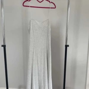 klänning - Lång klänning som är lagom glittrig från Zara. Endast använd en gång, så super ny skick.