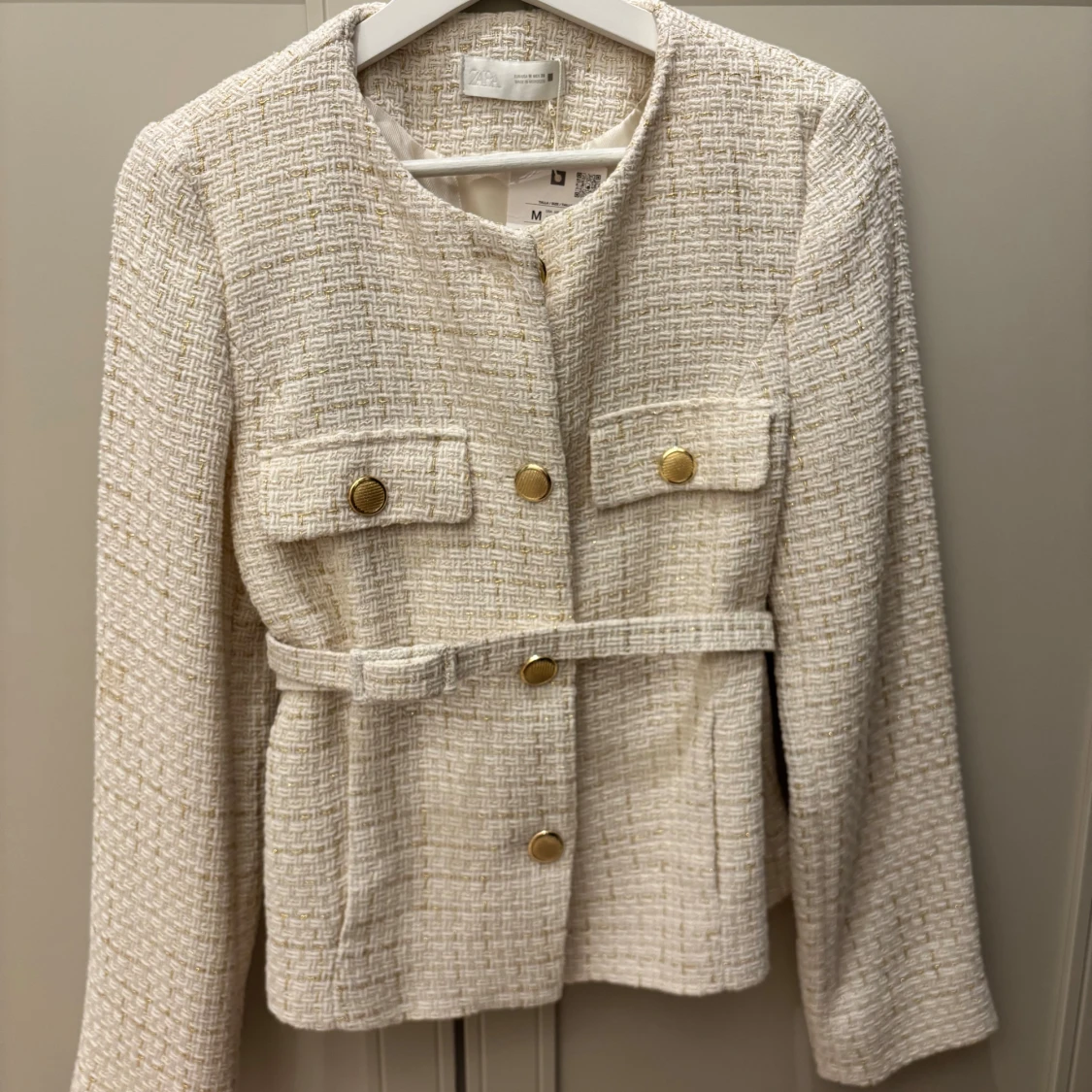 Off-whiite kavaj med guldknappar från Zara