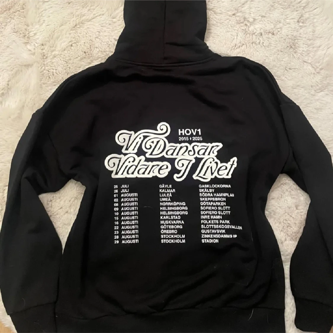 Svart Hov1 hoodie med turnétryck