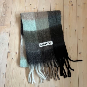 Acne studios halsduk - Cirka 2 meter lång, 37cm bred | hör av dig vid frågor | fraktar inom kort!