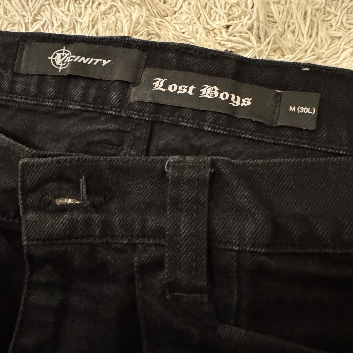 Svarta cargopants från Vicinity & Lost Boys collab  - 2